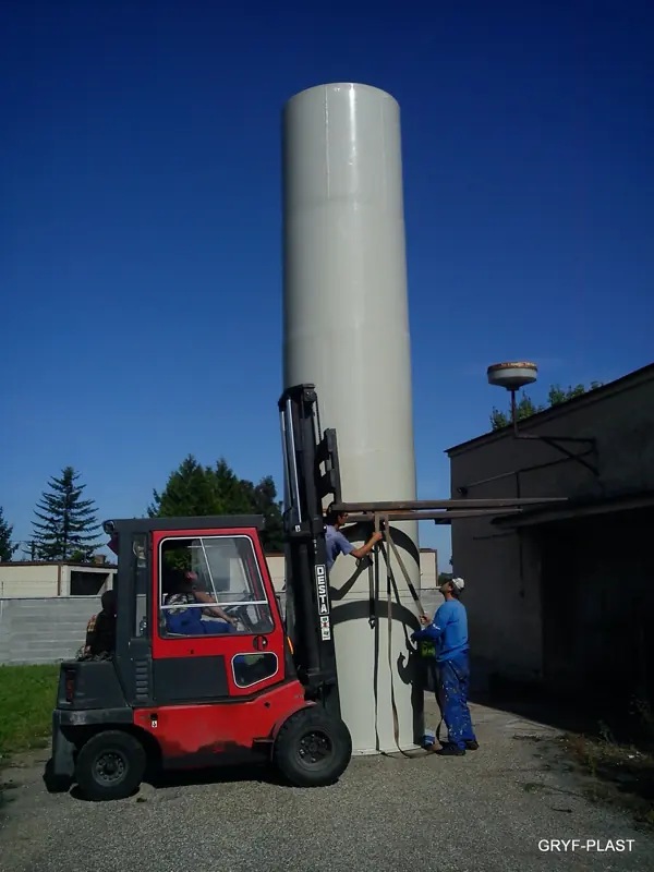 Vysoká valcová nádrž zdvíhaná vysokozdvižným vozíkom