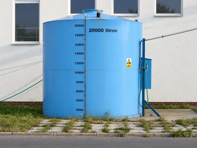 Modrý valcový zásobník s objemom 20 000 litrov