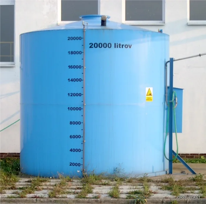 Plastový zásobník s objemom 20 000 litrov